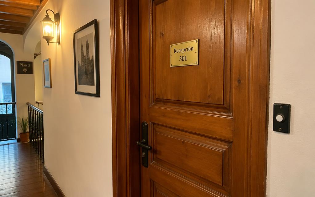 Puerta de madera de la recepción con placa dorada