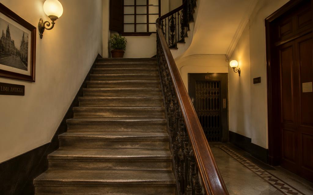 Escalera de piedra con barandal de madera